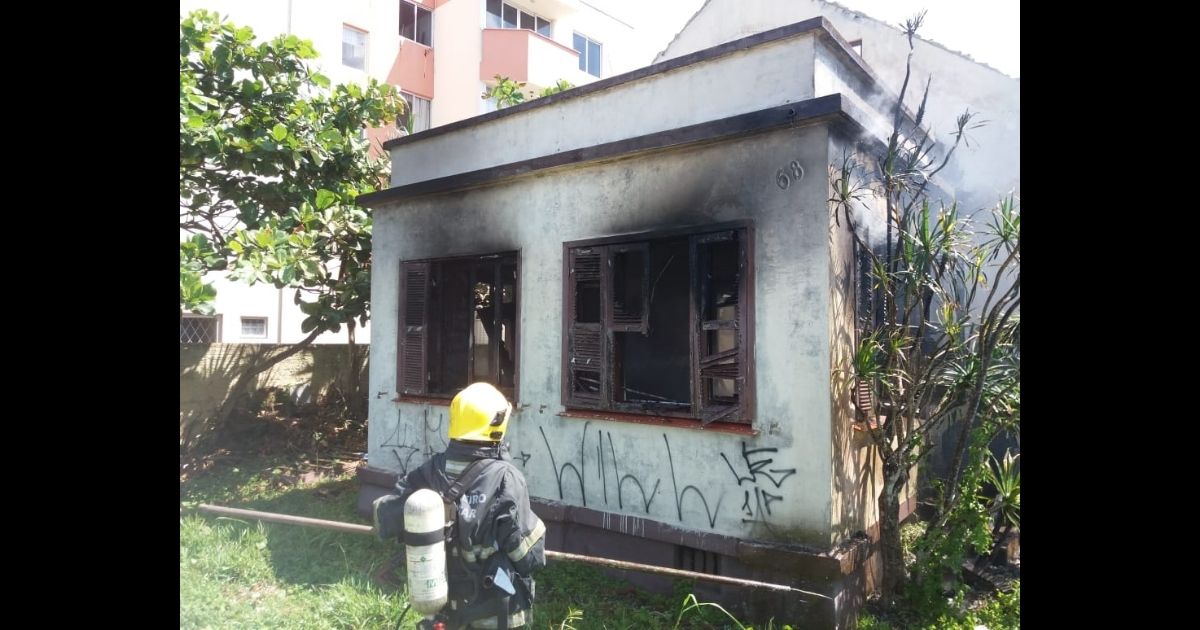 Casa Abandonada Pega Fogo Em Barra Velha