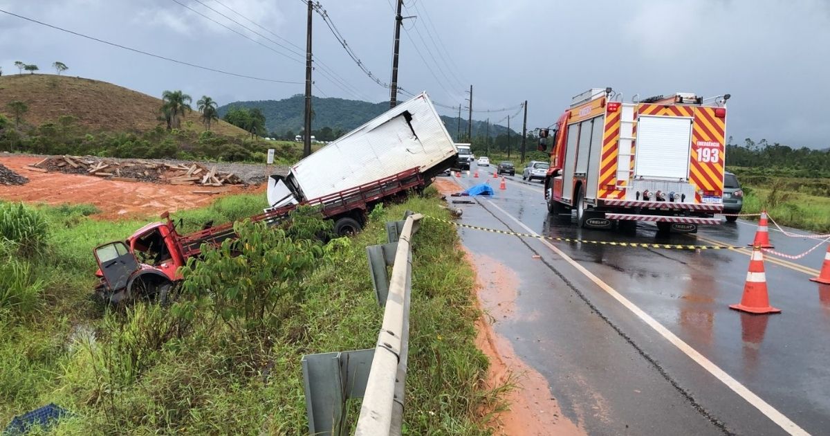 Colis O Entre Dois Caminh Es Deixa Uma Pessoa Morta Em Garuva