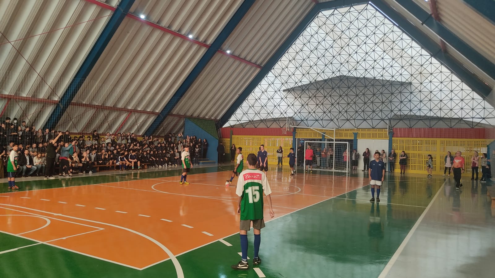 Reforma de quadra esportiva em escola de Joinville é entregue confira