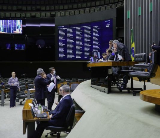 Câmara aprova auxílio de R$ 600 para pessoas de baixa renda durante epidemia