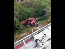 Motorista perde o controle e carro cai em vala na zona sul de Joinville