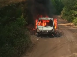 Vídeo: corpo é encontrado dentro de veículo em chamas, em Araquari
