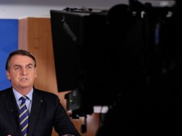 Bolsonaro diz que responsabilidade de quarentena é exclusiva de governadores e prefeitos