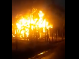 VÍDEO: Casa é totalmente destruída por chamas no bairro Vila Cubatão, em Joinville