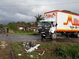 Caminhão bate em trem na SC-108, em Guaramirim