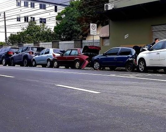 Batida entre seis carros é registrada no Centro de Jaraguá do Sul
