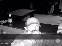 VÍDEO: homem entra em barbearia e toma cerveja enquanto rouba em Joinville