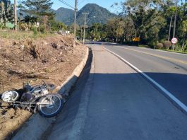 Homem cai de moto após enroscar em fio caído na SC-418 e fica gravemente ferido
