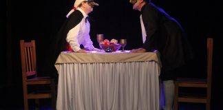 Atores em uma peça de teatro na Amorabi
