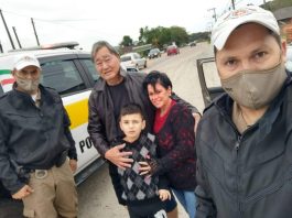 Policiais e criança com autismo que foi resgatada