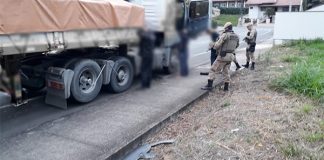 Polícia Militar faz vistoria em caminhão, em Jaraguá do Sul