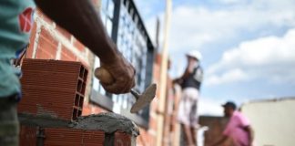 Homens trabalhando na construção civil