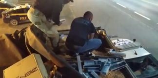 Ação conjunta PRF e Receita Federal apreende 450 mil maços de cigarros contrabandeados escondidos em carga de milho na BR-101, em Barra Velha