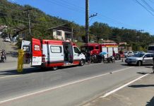 Acidente entre bicicleta motorizada e caminhão em Jaraguá do Sul