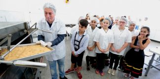 Alunos durante atividade na Escola Agrícola Municipal Carlos Heins Funke