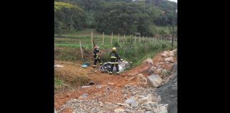Carro capotado na rodovia do Arroz, em Joinville