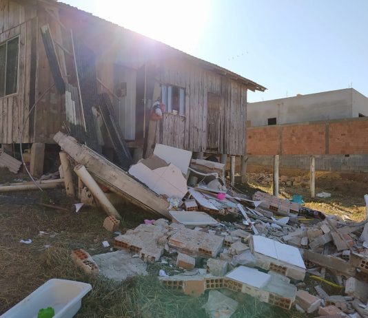 Criança vítima de desabamento morre em São Francisco do Sul Mãe e duas crianças ficam feridas durante desabamento em São Francisco do Sul