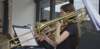 Aluna do Musicarium durante apresentaçãp
