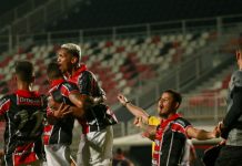 pelotas x joinville série d jogadores comemoram