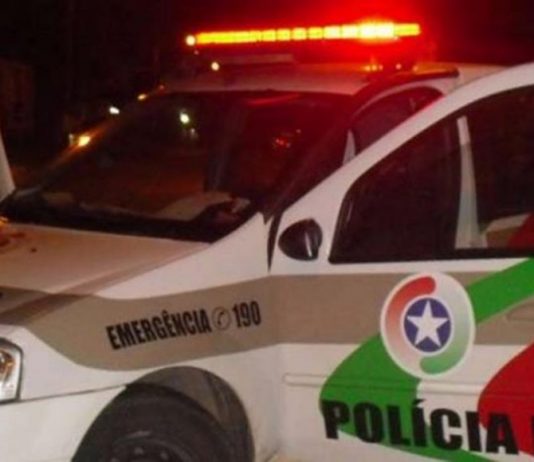 Criança é encontrada em casa com animais mortos, fezes e drogas em Tijucas