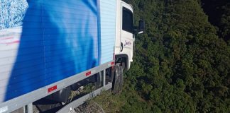 Caminhão em acidente na Serra do Rio do Rastro