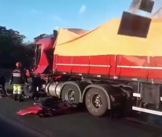 Motorista fica preso às ferragens em acidente na BR-101, em Joinville