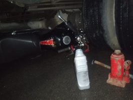 Motociclista fica ferido em acidente com caminhão no bairro Jarivatuba, em Joinville Acidente entre moto e caminhão no Jarivatuba