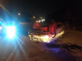 Caminhonete capota após bater em carro no Itinga, em Araquari Caminhonete capotou com o impacto em acidente no Itinga, em Araquari