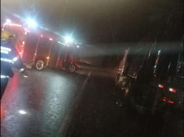 Carreta com 39 toneladas de fubá pega fogo na BR-101, em Garuva