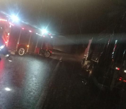 Carreta com 39 toneladas de fubá pega fogo na BR-101, em Garuva