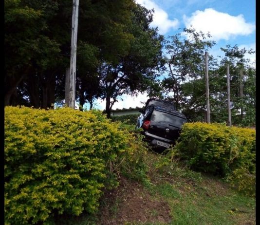 Carro para em barranco após condutor ter mal súbito no bairro Saguaçu, em Joinville