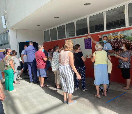 Eleições 2020: maior colégio eleitoral de Joinville tem eleitores perdidos e problema na escada rolante