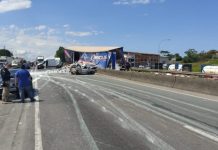 VÍDEO: carreta atravessa proteção, tomba na via e deixa trânsito interditado na BR-101, em Piçarras