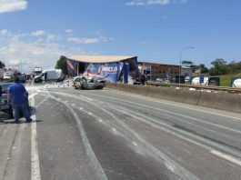 VÍDEO: carreta atravessa proteção, tomba na via e deixa trânsito interditado na BR-101, em Piçarras
