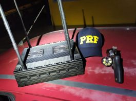 VÍDEO: PRF apreende revólver, bloqueador de sinal e prende três pessoas em Joinville
