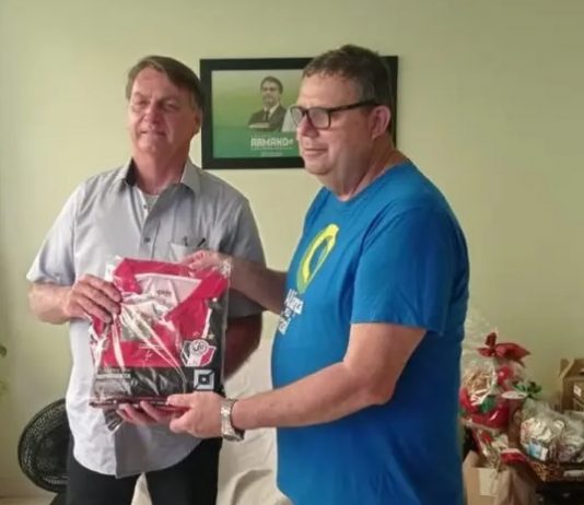 VÍDEO: Bolsonaro faz visita a Joinville e recebe camisa do JEC