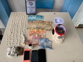 Polícia Militar encontra drogas e dinheiro escondidos em cofrinho, em Itapoá