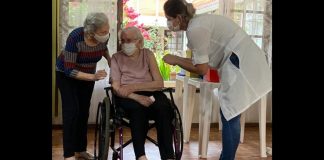 Mulher de 103 anos é uma das primeiras idosas imunizadas de Joinville