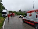 Criança e quatro adultos ficaram feridos em acidente entre carro e caminhão na Serra Dona Francisca