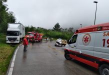Criança e quatro adultos ficaram feridos em acidente entre carro e caminhão na Serra Dona Francisca