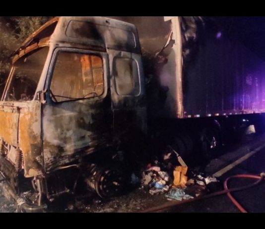 Carreta pega fogo na BR-101, em Joinville