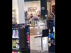 VÍDEO - Quatro homens assaltam lojas no Shopping Garten, em Joinville