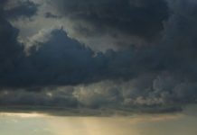 A previsão de tempo é de sol com pancadas de chuva