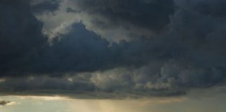 A previsão de tempo é de sol com pancadas de chuva