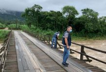 Ponte fica submersa após fortes chuvas