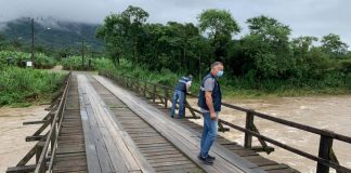 Ponte fica submersa após fortes chuvas