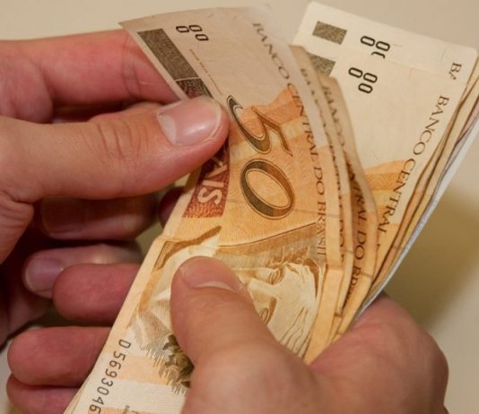 Governo de SC estuda implantação de auxílio emergencial estadual Governo de SC estuda implantação de auxílio emergencial estadual