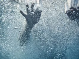 Meninas de um e dois anos se afogam em piscina no Vale do Itajaí meninas