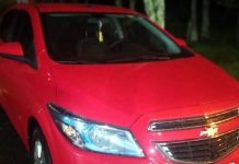 Carro vermelho usado em perseguição