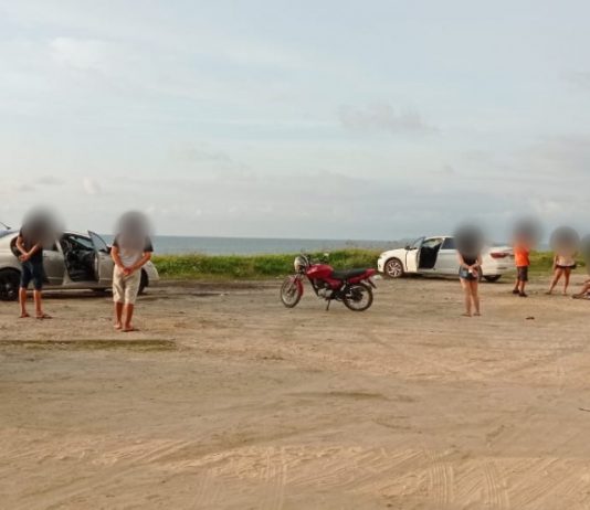 Fiscalização da PM flagra festa com aglomeração em praia de São Francisco do Sul